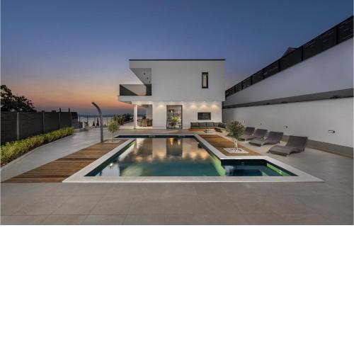 Nice Home In Crikvenica With 4 Bedrooms, Jacuzzi And Heated Swimming Pool