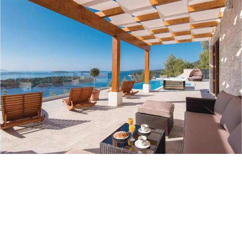 Nice Home In Karbuni With 2 Bedrooms, Wifi And Jacuzzi