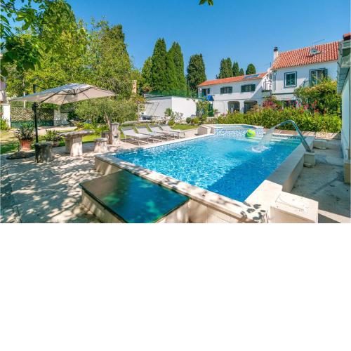 Nice home in Kastel Luksic with 6 Bedrooms, WiFi and Outdoor swimming pool