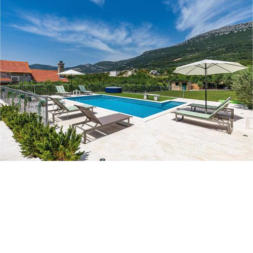 Nice Home In Kastel Luksic With Outdoor Swimming Pool, Jacuzzi And 3 Bedrooms