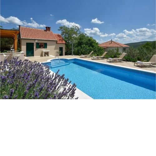 Nice home in Muc w/ Outdoor swimming pool and 4 Bedrooms