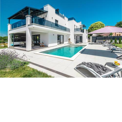 Nice home in Porec with 6 Bedrooms, Jacuzzi and WiFi