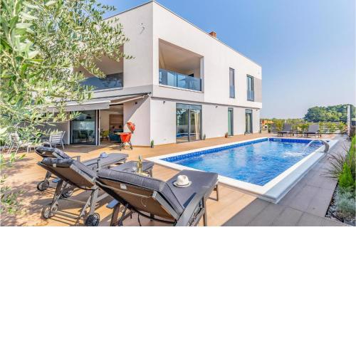 Nice home in Porec with WiFi, Private swimming pool and 3 Bedrooms