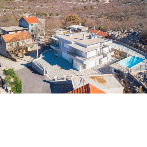 Nice Home In Rastovac With Wifi, 4 Bedrooms And Heated Swimming Pool