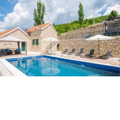 Nice home in Ricice w/ Outdoor swimming pool, WiFi and 4 Bedrooms