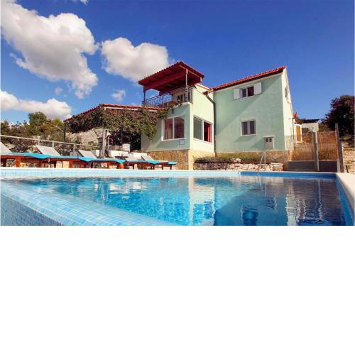 Nice home in Rogoznica with Outdoor swimming pool, WiFi and 4 Bedrooms