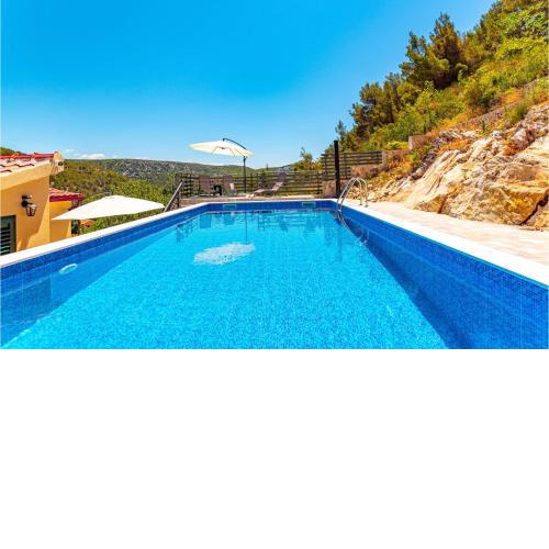 Nice Home In Skradin With 3 Bedrooms, Wifi And Heated Swimming Pool