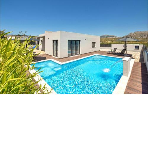 Nice home in Split with 4 Bedrooms, Jacuzzi and WiFi