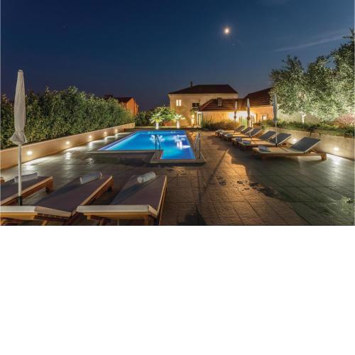 Nice Home In Split With 5 Bedrooms, Wifi And Outdoor Swimming Pool