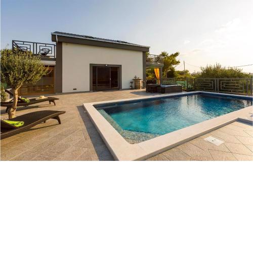 Nice Home In Split With Sauna, 4 Bedrooms And Outdoor Swimming Pool