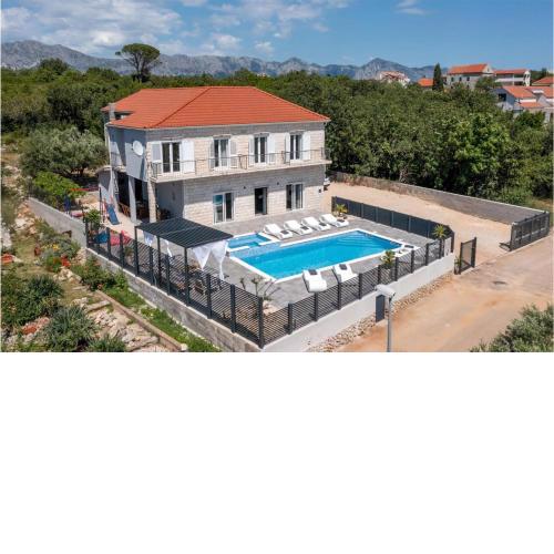 Nice Home In Sucuraj With Jacuzzi, Wifi And 5 Bedrooms
