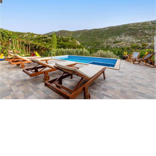 Nice Home In Svinisce With Jacuzzi, 3 Bedrooms And Heated Swimming Pool