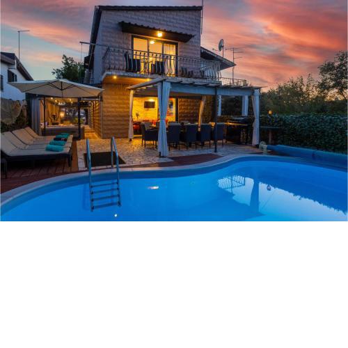 Nice Home In Vantacici With Sauna, Wifi And Heated Swimming Pool
