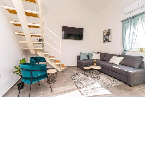Ocean blue modern apartment for 8