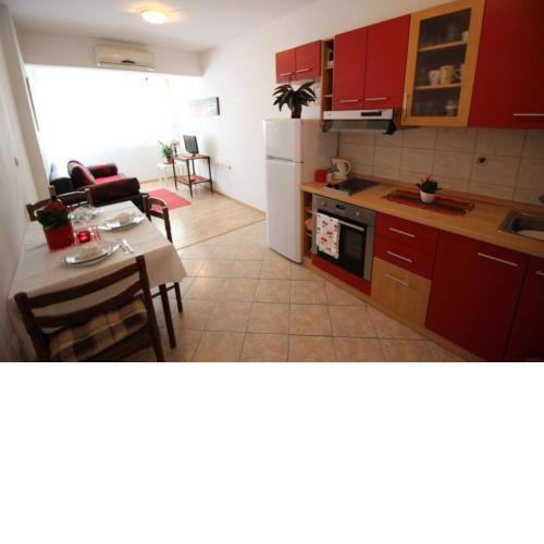 Old city/beach 13 minutes away, parking, for 4