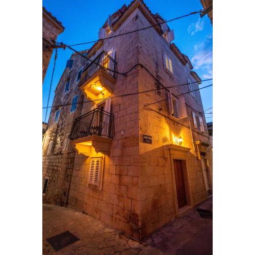 Old town Makarska apartments - central square