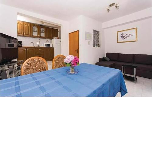 One-Bedroom Apartment in Kastel Gomilica