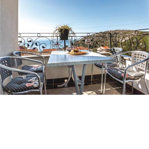One-Bedroom Apartment Makarska with Sea View 04