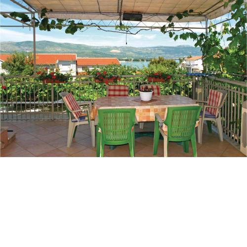 One-Bedroom Apartment with Sea View in Mastrinka