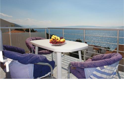 One-Bedroom Apartment with Sea View in Okrug Gornji
