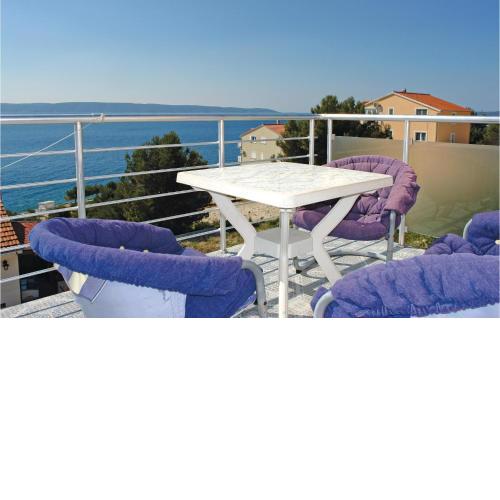 One-Bedroom Apartment with Sea View in Okrug Gornji