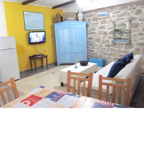 One bedroom appartement at Betina 60 m away from the beach with terrace and wifi