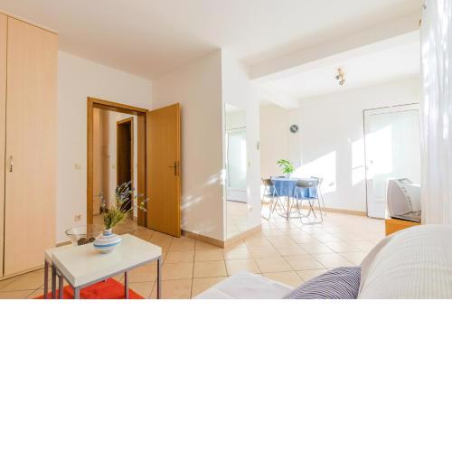 One bedroom appartement at Crikvenica 200 m away from the beach with enclosed garden and wifi