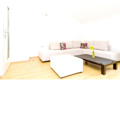 One bedroom appartement at Dubrovnik 300 m away from the beach with sea view furnished terrace and wifi