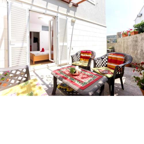 One bedroom appartement at Dubrovnik 600 m away from the beach with furnished terrace and wifi