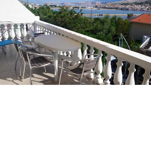 One bedroom appartement at Pag 100 m away from the beach with sea view enclosed garden and wifi