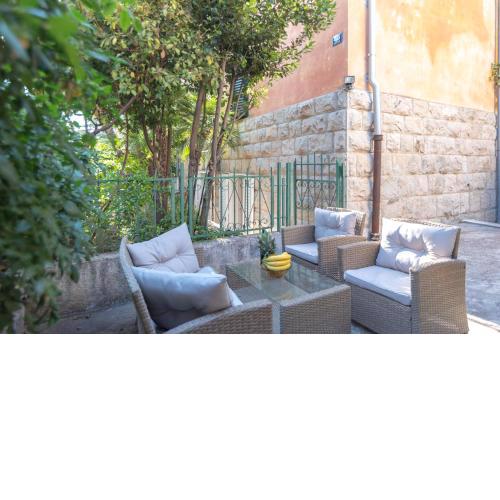 Palm garden apartment in center with big terrace