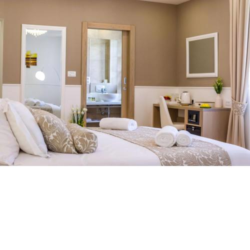 Peninsula Luxury Rooms