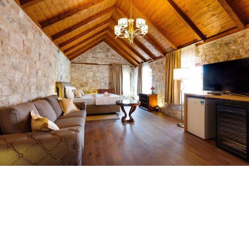 Peristyle Emperor Suite