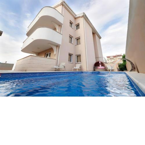 Pool Center Villa