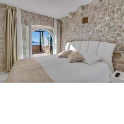 Premium beachfront Apartments Villa Zlatko