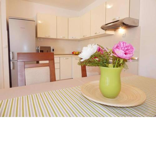 Quiet apartment with free parking