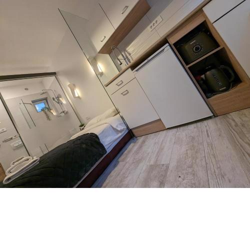 Quirky Studio w Floor Heating, 65'' TV, Washer-Dryer & Patio