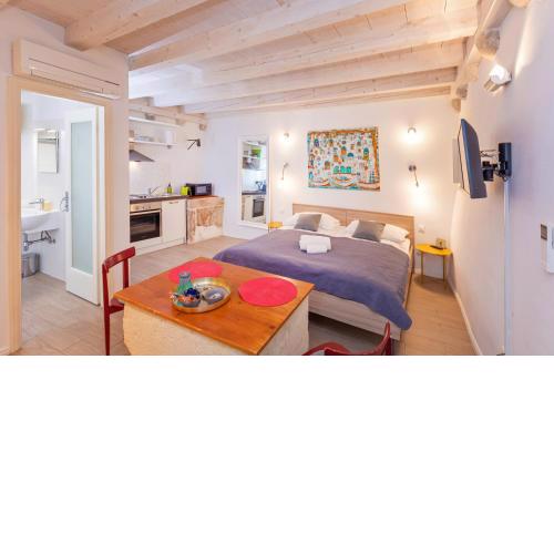 Rafael Rooms & Apartments Old Town by DuHomes