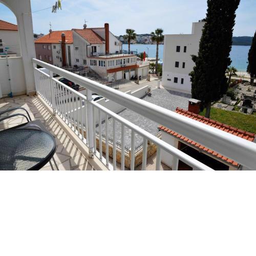 Remarkable 2-Bed Apartment in Okrug Gornji