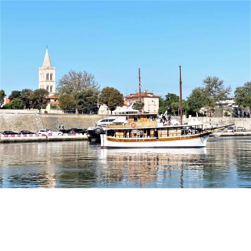 Rhythm Floating Hostel - Zadar