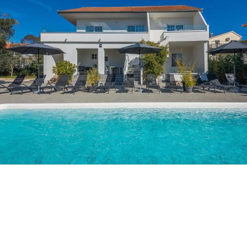 ROYAL CHOICE WITH POOL