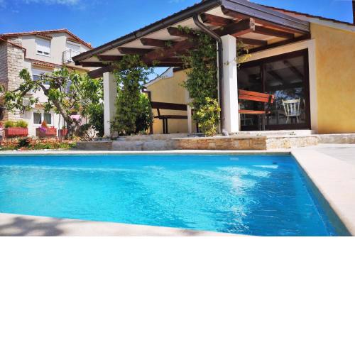 Rustic house with private swimming pool