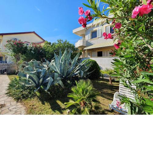 Sea & Garden Apartment Vir