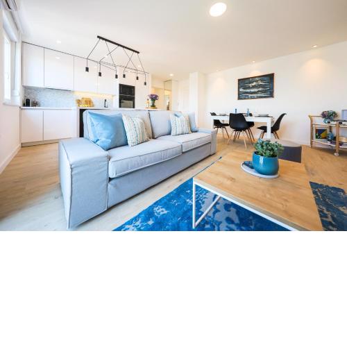 Sea view apartment in the city center with free parking