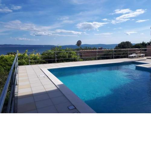 Sea view apartment with swiming pool near beach