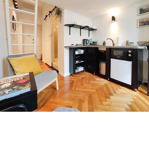 Self check in, Wi-Fi, AC, Comfortable Queen bed /Central