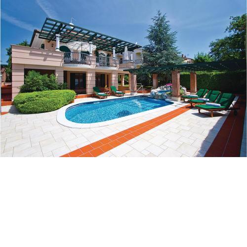 Seven-Bedroom Holiday Home in Porec