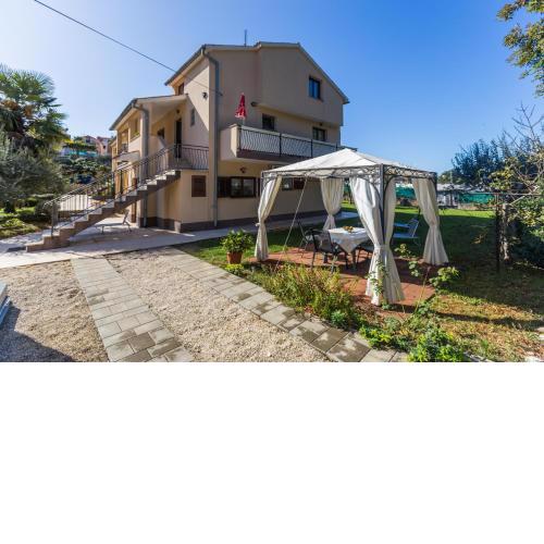 Silvia big private garden