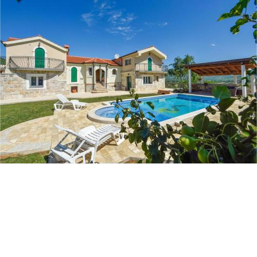 Six-Bedroom Holiday Home in Dicmo Osoje