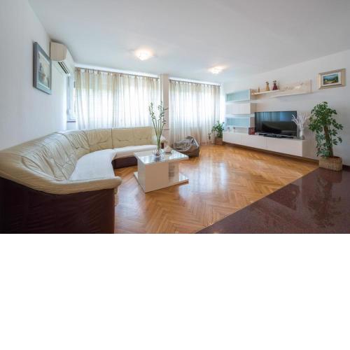 Snjeza - spacious with loggia
